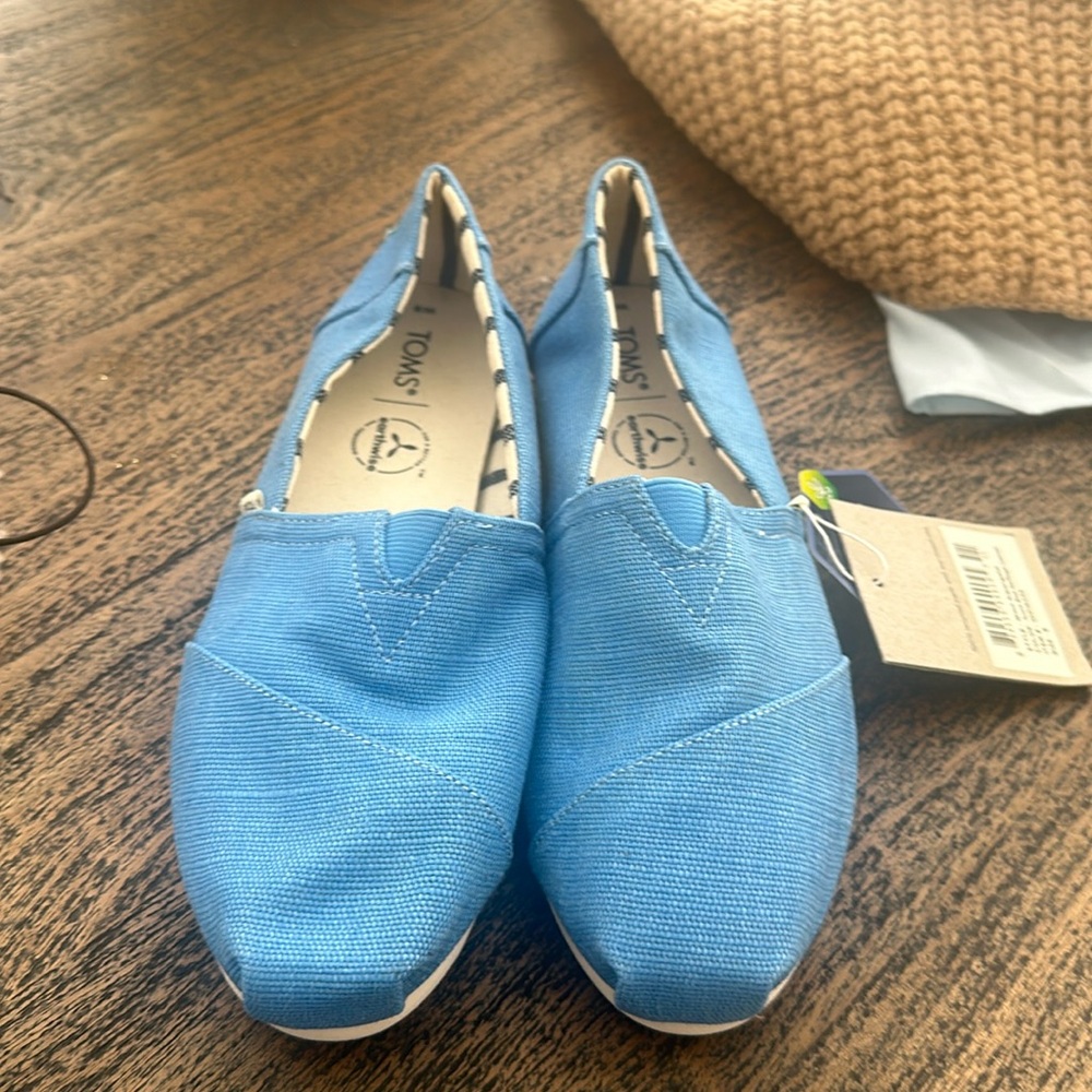 New Toms size 8